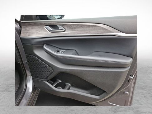 Used 2024 Jeep Grand Cherokee Limited w/ Black Appearance Package image 10