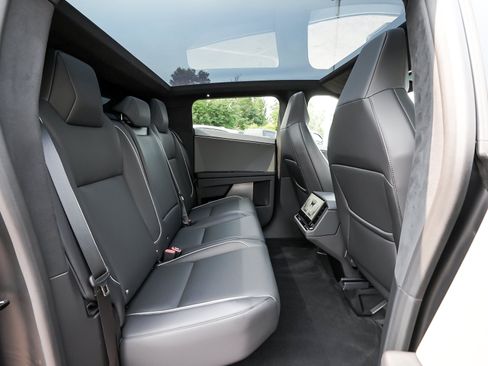Used 2024 Tesla Cybertruck AWD Crew Cab image 38
