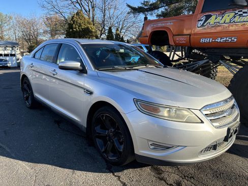 Used 2010 Ford Taurus SHO image 4