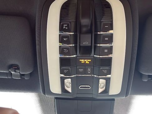 Used 2017 Porsche Cayenne w/ Premium Package image 18