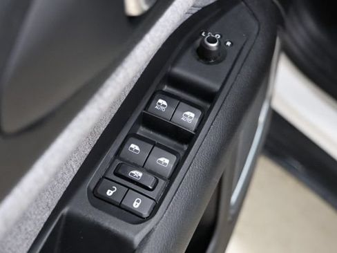 Used 2025 Jeep Compass Latitude w/ Sun & Sound Group AWD/4WD image 21