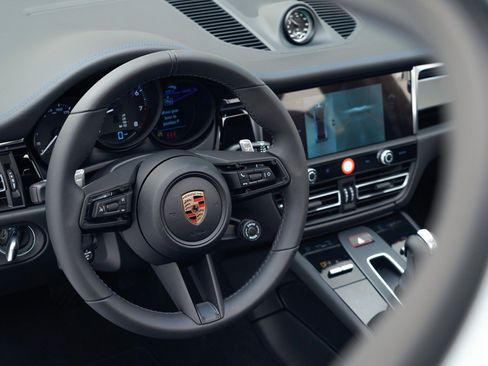 Certified 2026 Porsche Macan AWD/4WD image 22
