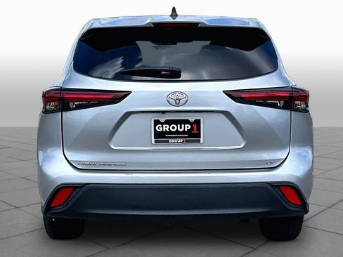 Used 2025 Toyota Highlander XLE FWD image 5
