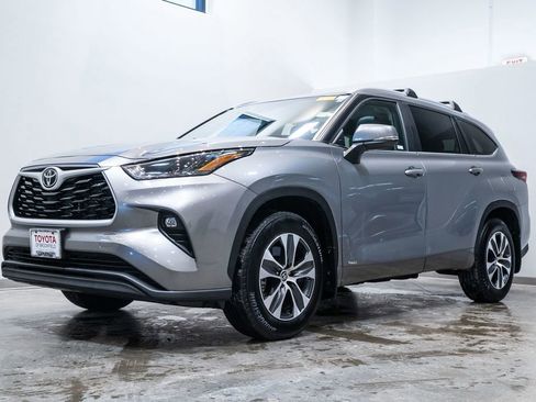 Certified 2025 Toyota Highlander XLE image 3