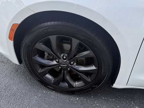 Used 2018 Chrysler Pacifica Touring Plus w/ S Appearance Package FWD image 7