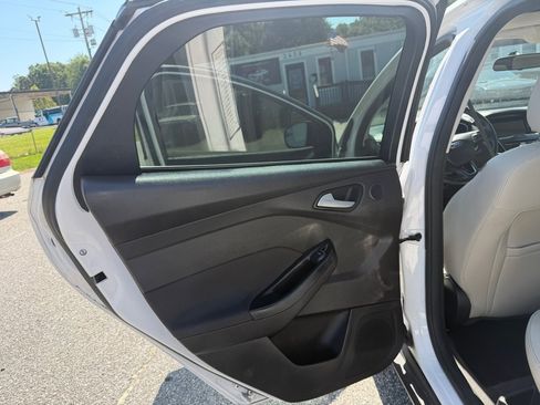 Used 2017 Ford Focus Titanium FWD image 22