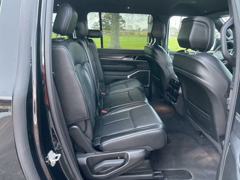 Used 2024 Jeep Wagoneer L Series II w/ Flexible Seating Group image 15