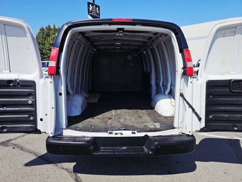 Used 2017 Chevrolet Express 3500 Extended RWD image 11