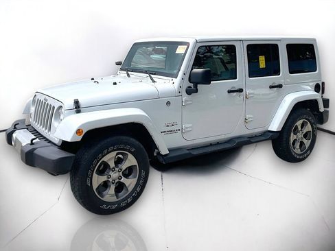 Used 2017 Jeep Wrangler Unlimited Sahara w/ Connectivity Group AWD/4WD image 2