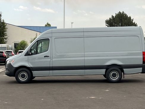 Used 2024 Mercedes-Benz Sprinter 2500 image 2