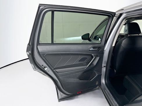 Used 2024 Volkswagen Tiguan SE image 25
