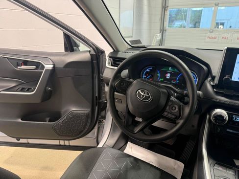 Used 2025 Toyota RAV4 XLE AWD/4WD image 19