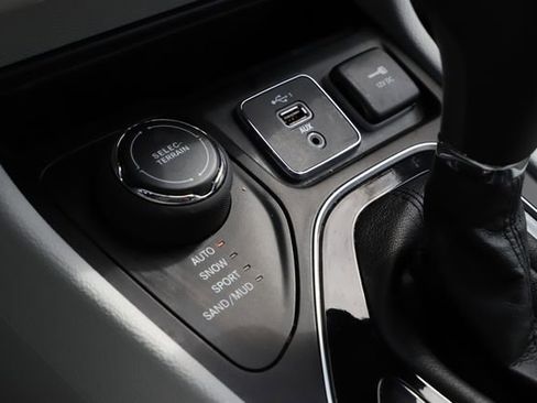 Used 2019 Jeep Cherokee Limited AWD/4WD image 30