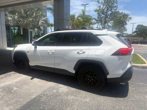 Used 2020 Toyota RAV4 XLE w/ Convenience Package FWD image 4