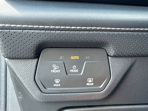 Used 2024 Volkswagen Atlas Cross Sport SE FWD image 19