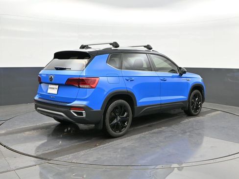 Used 2024 Volkswagen Taos SE w/ Panoramic Sunroof Package image 11