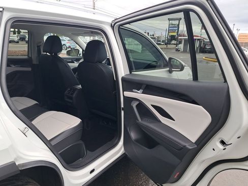 Used 2025 Volkswagen Tiguan SE image 15