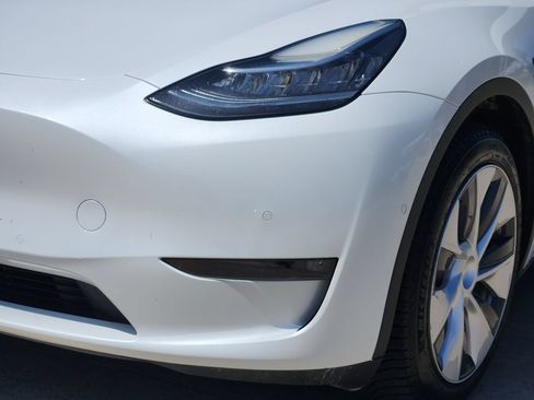 Used 2022 Tesla Model Y Long Range AWD/4WD image 9