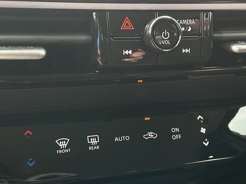 New 2025 Nissan Kicks SR image 32