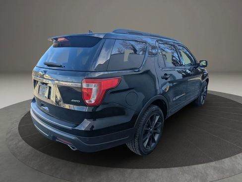 Used 2018 Ford Explorer XLT w/ Equipment Group 202A image 5