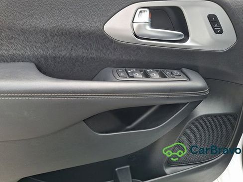 Used 2025 Chrysler Pacifica Limited FWD image 13