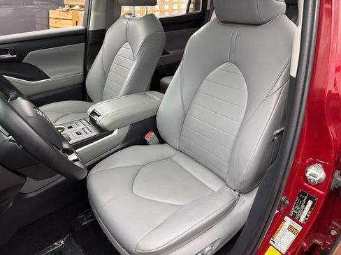 Used 2020 Toyota Highlander XLE AWD/4WD image 21