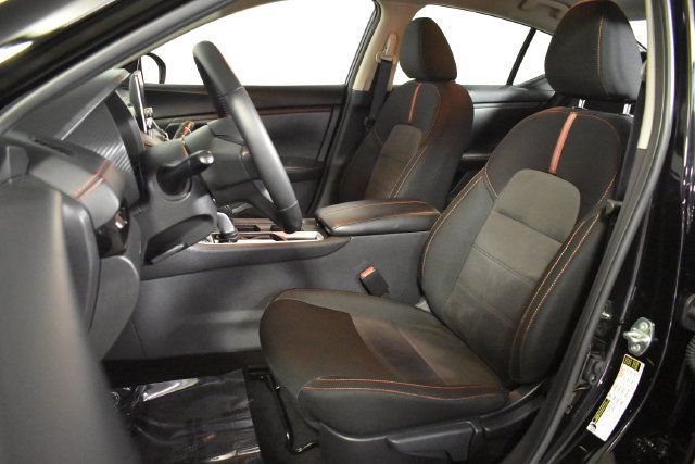 Certified 2025 Nissan Sentra SR w/ Midnight Edition FWD image 9