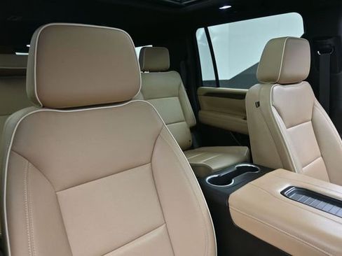 Used 2023 Chevrolet Suburban Premier w/ Premium Package AWD/4WD image 30