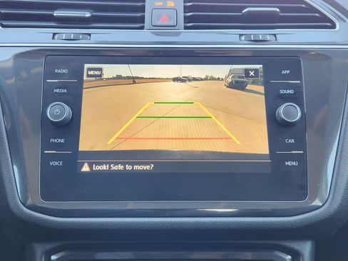 Used 2020 Volkswagen Tiguan SE w/ Panoramic Sunroof Package image 21