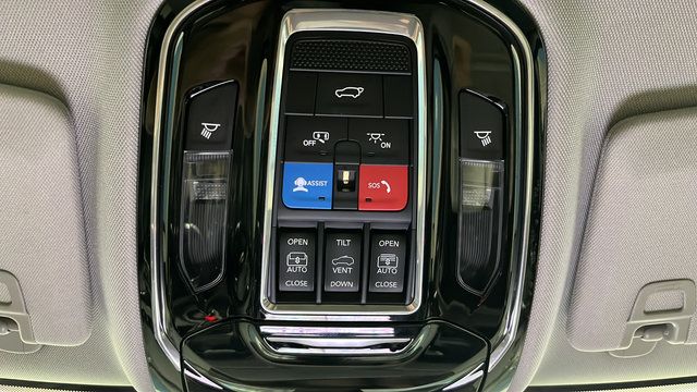 Used 2023 Jeep Grand Cherokee Overland w/ Luxury Tech Group IV AWD/4WD image 35