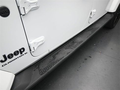 Used 2023 Jeep Gladiator Overland image 13