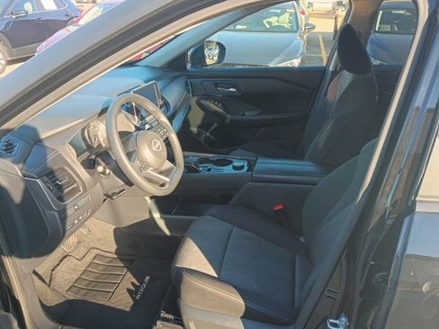 Used 2024 Nissan Rogue SV image 3