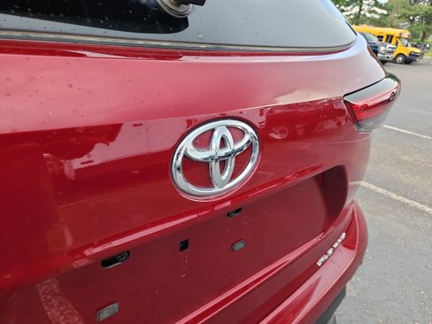 Used 2022 Toyota Highlander XLE AWD/4WD image 23