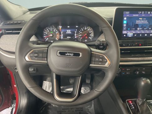Used 2025 Jeep Compass Latitude AWD/4WD image 17