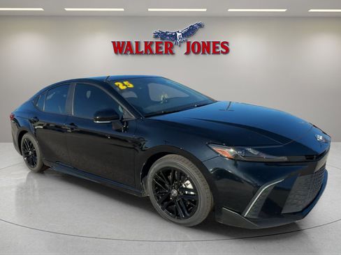 Used 2025 Toyota Camry SE w/ Convenience Package image 1