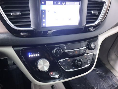 Used 2023 Chrysler Voyager LX FWD image 14