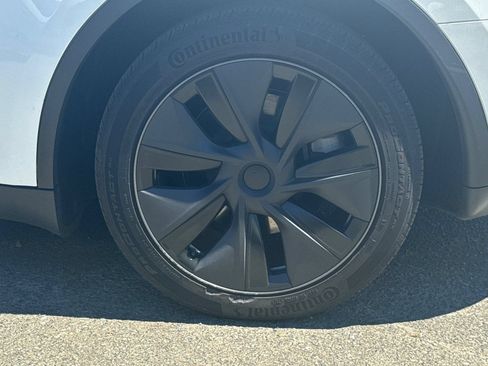 Used 2025 Tesla Model Y Long Range RWD image 4
