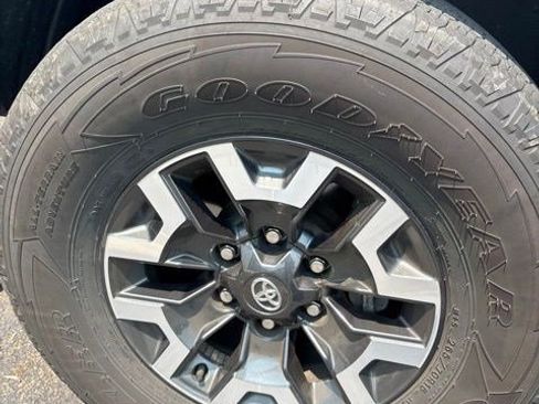 Used 2021 Toyota Tacoma TRD Off-Road w/ TRD Premium Off Road Package AWD/4WD image 11
