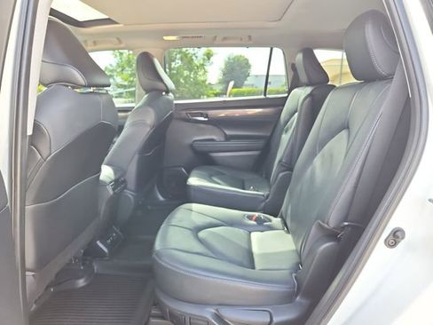 Used 2021 Toyota Highlander Platinum FWD image 9