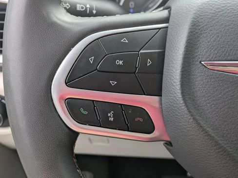 Used 2023 Chrysler Pacifica Touring-L FWD image 18