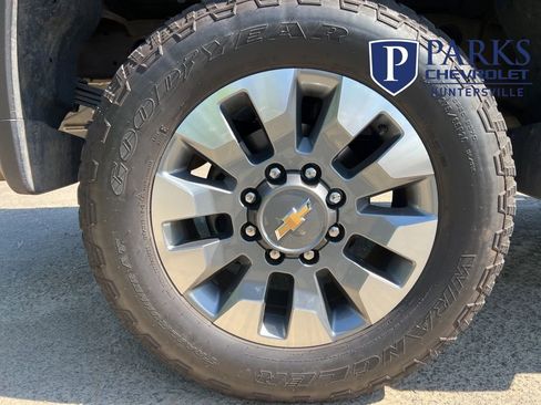 Used 2025 Chevrolet Silverado 2500 Custom w/ Custom Value Package image 12