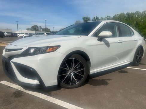 Used 2023 Toyota Camry SE FWD image 6