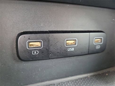 Used 2022 Kia Carnival LX image 23