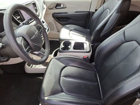 Used 2023 Chrysler Pacifica Touring-L image 17