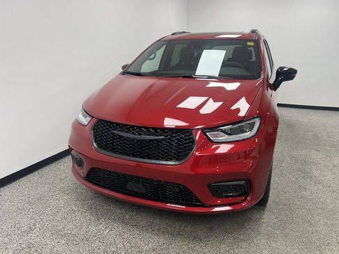 New 2026 Chrysler Pacifica Limited w/ S Appearance Package image 3