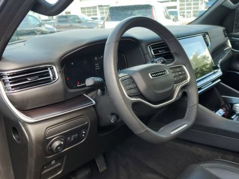 Used 2023 Jeep Wagoneer L 4WD w/ Premium Group I image 13