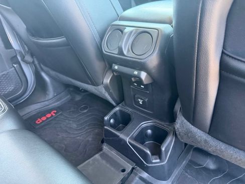 Used 2020 Jeep Gladiator Overland AWD/4WD image 37