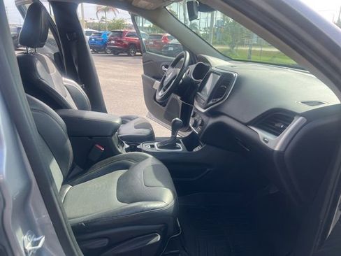 Used 2018 Jeep Cherokee Latitude Plus FWD image 13