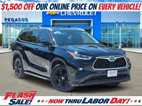 Used 2023 Toyota Highlander Bronze Edition FWD image 1