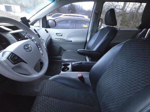 Used 2011 Toyota Sienna SE image 5